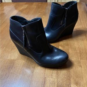 UGG Black Leather Meredith Lodge Wedge Booties Zip Sides Shearling 8